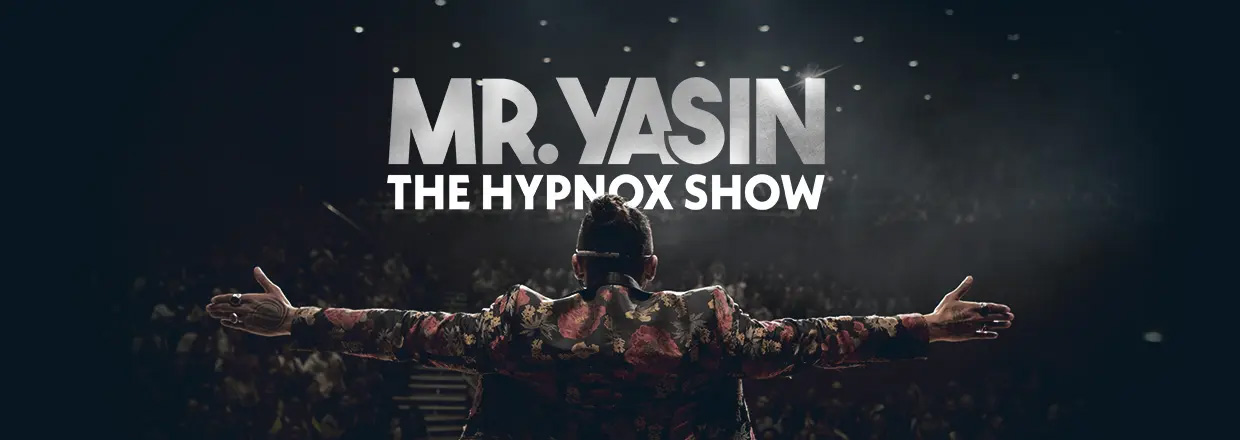 Mr. Yasin auf der Bühne vor vollem Saal — The HypnoX Show