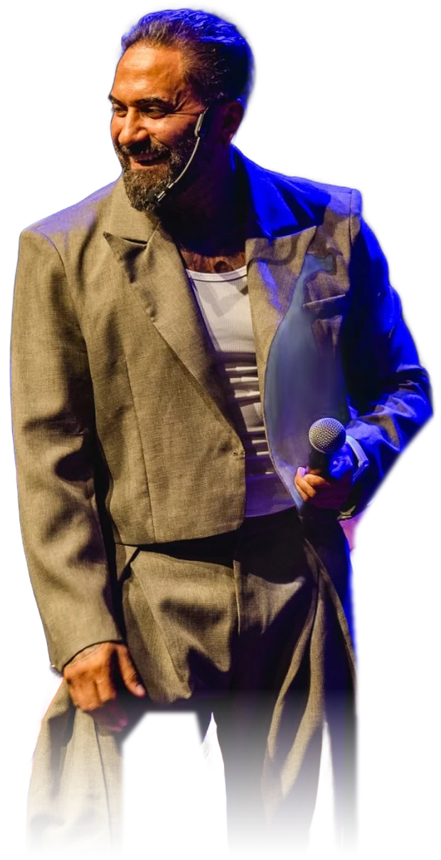 Mr.Yasin lachend auf der Bühne der HypnoX Show