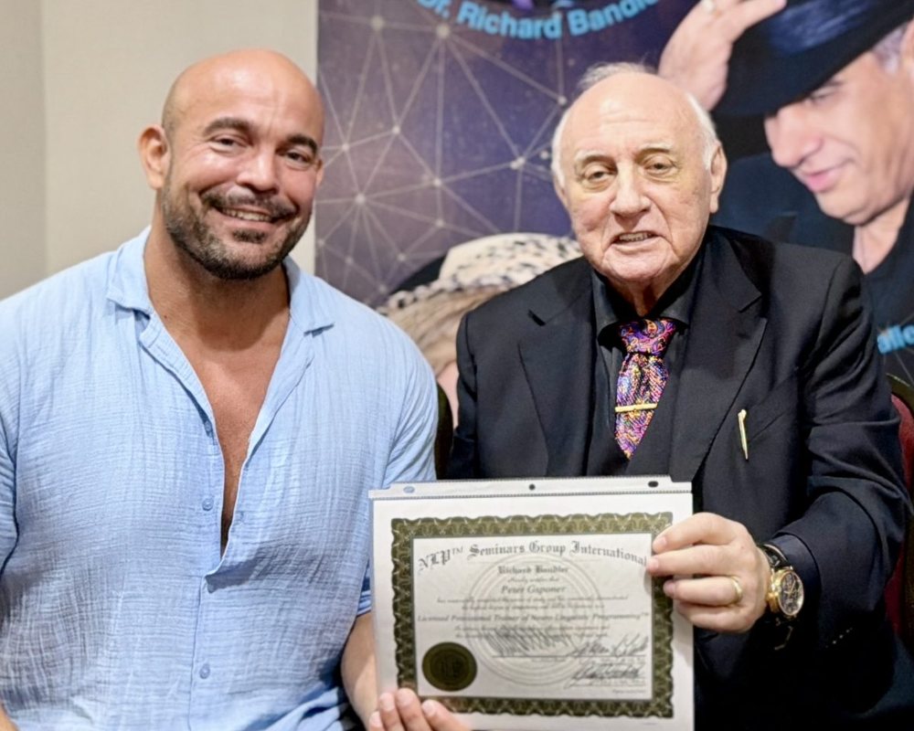 Peter Gsponer mit Dr. Richard Bandler und dem Zertifikat Licensed Trainer of NLP, Orlando